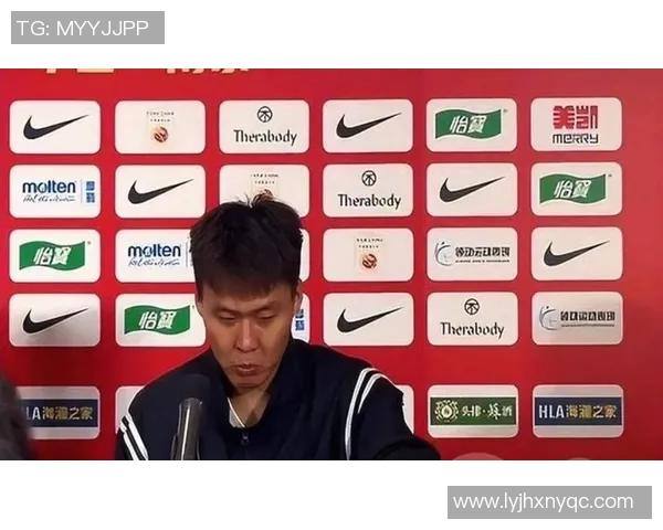 足球明星在新闻发布会上突发咳嗽引发媒体关注健康状况与比赛表现的讨论