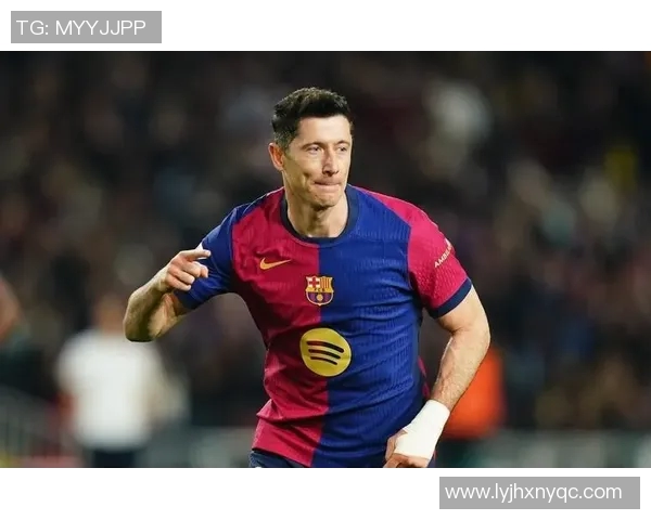 77号足球明星后腰的传奇之路与荣耀时刻揭秘 77号足球明星后腰的传奇之路与荣耀时刻揭秘